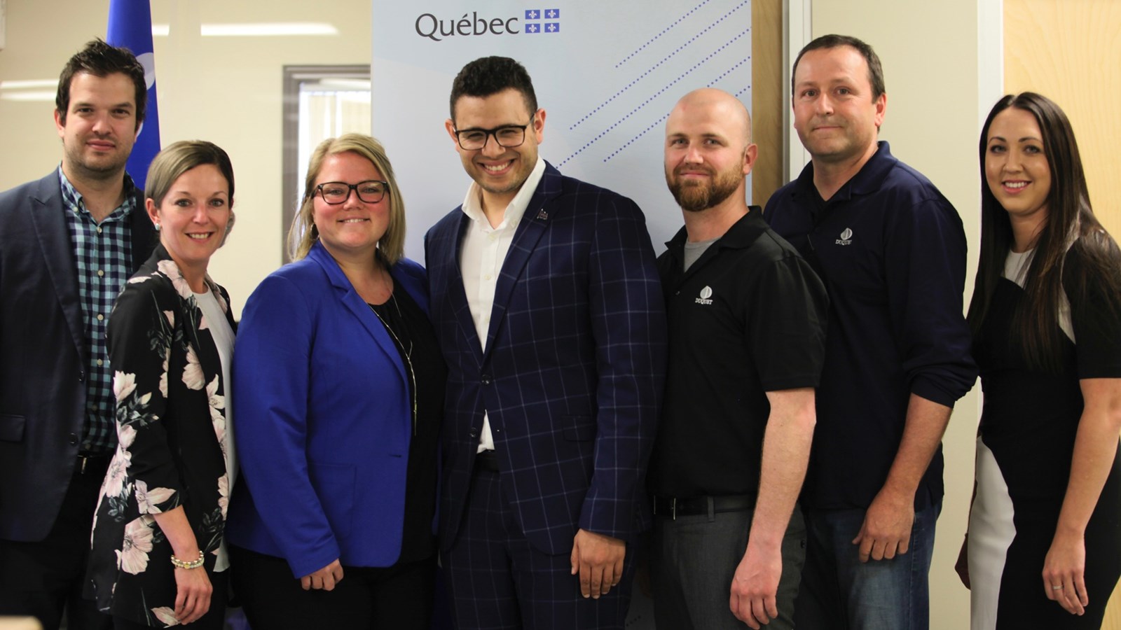 Le député Samuel Poulin prend la pose aux côtés des dirigeants de Métal Duquet, ainsi que de Sarah Audet d'Investissement Québec. 