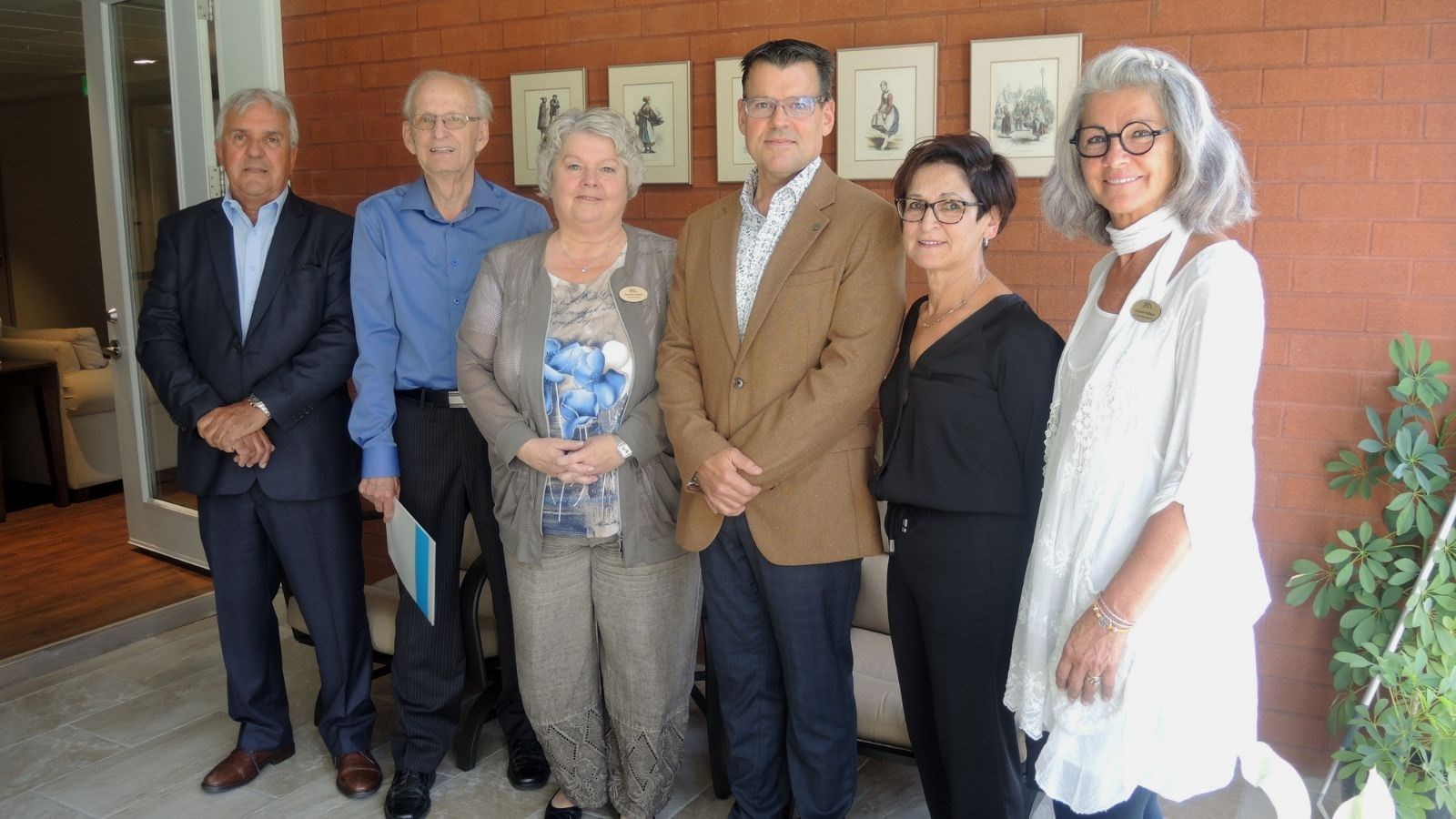 De gauche à droite, M. Léon Drouin, responsable de la loterie annuelle et président du C.A. de la Maison Catherine de Longpré, M. Bernard Poulin, responsable des bénévoles des paroisses, Mme Pierrette Gilbert, directrice générale, M. Serge Lemieux de Filature Lemieux inc, président d'honneur, Mme Jacynthe Gagné, secrétaire-trésorière de la Fondation de la Maison Catherine de Longpré, et Mme Gaétane Veilleux, coordonnatrice des bénévoles.