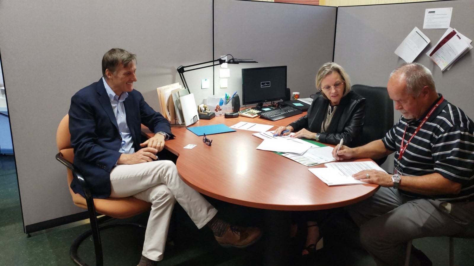 Maxime Bernier dépose son dossier au bureau de la directrice du scrutin.