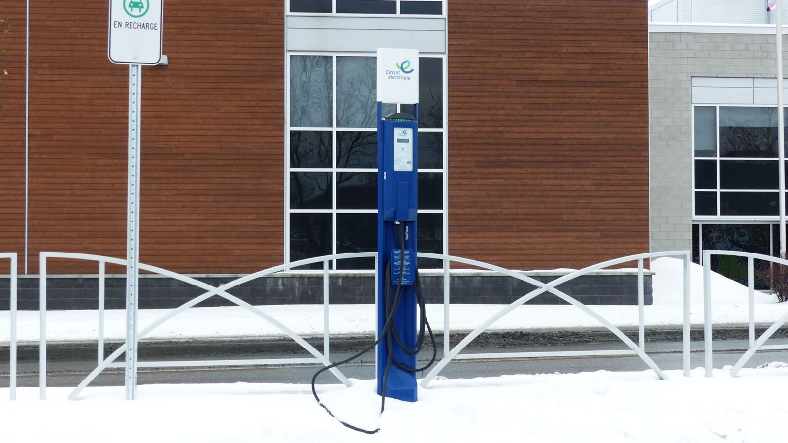 Les bornes de recharge électrique sont situées dans le stationnement de l'espace Redmond et dans celui de Marie-Fitzbach.