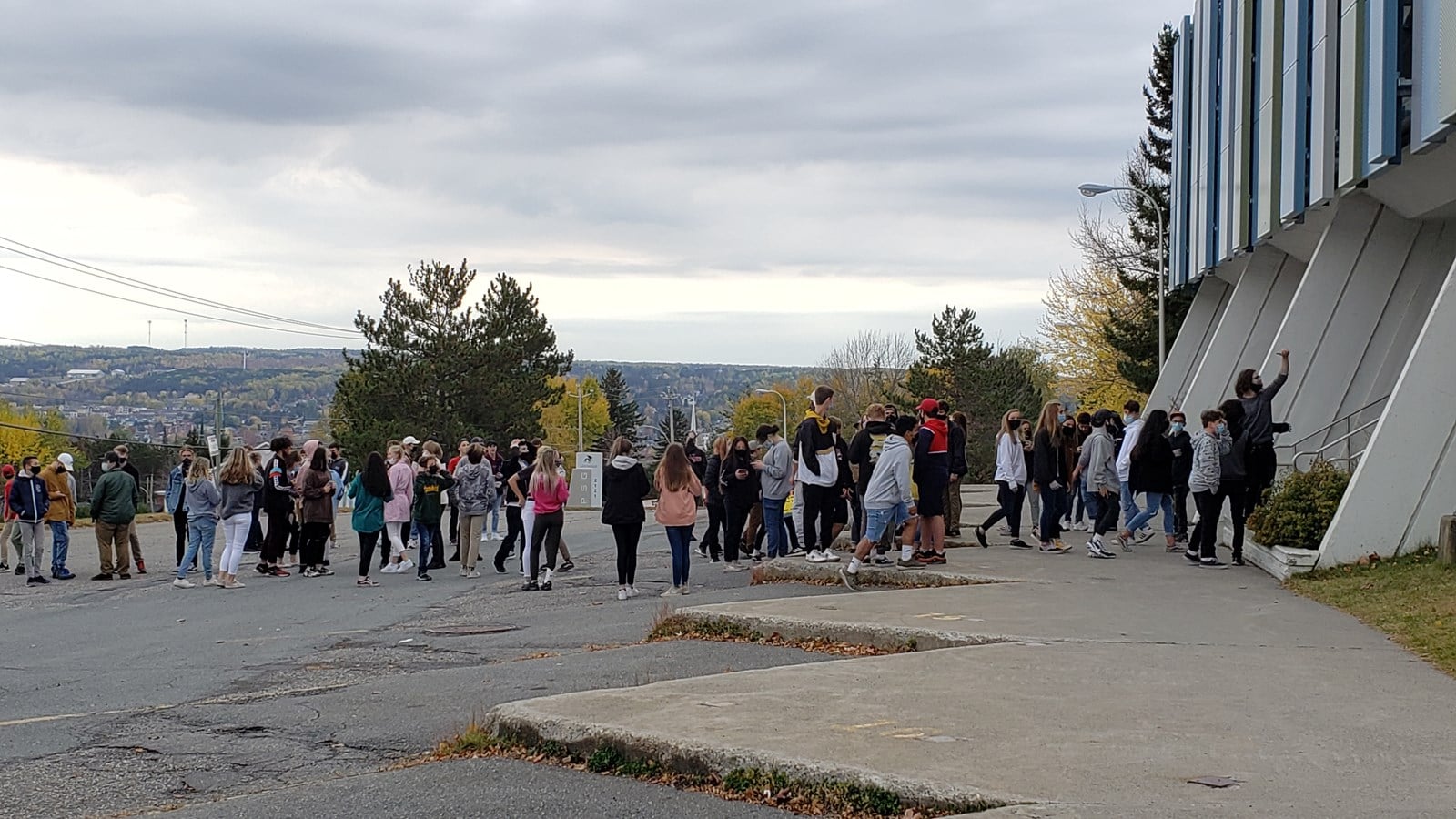 Une cinquantaine d'élèves ont manifesté contre les nouvelles mesures sanitaires dans le réseau scolaire