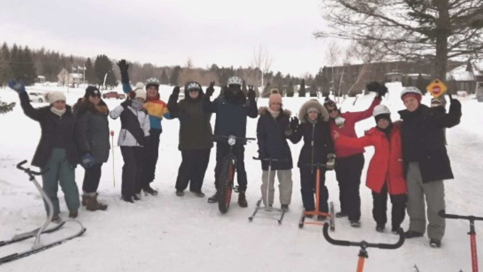 Les neuf diplômés durant leur promenade en trottinette des neiges. 