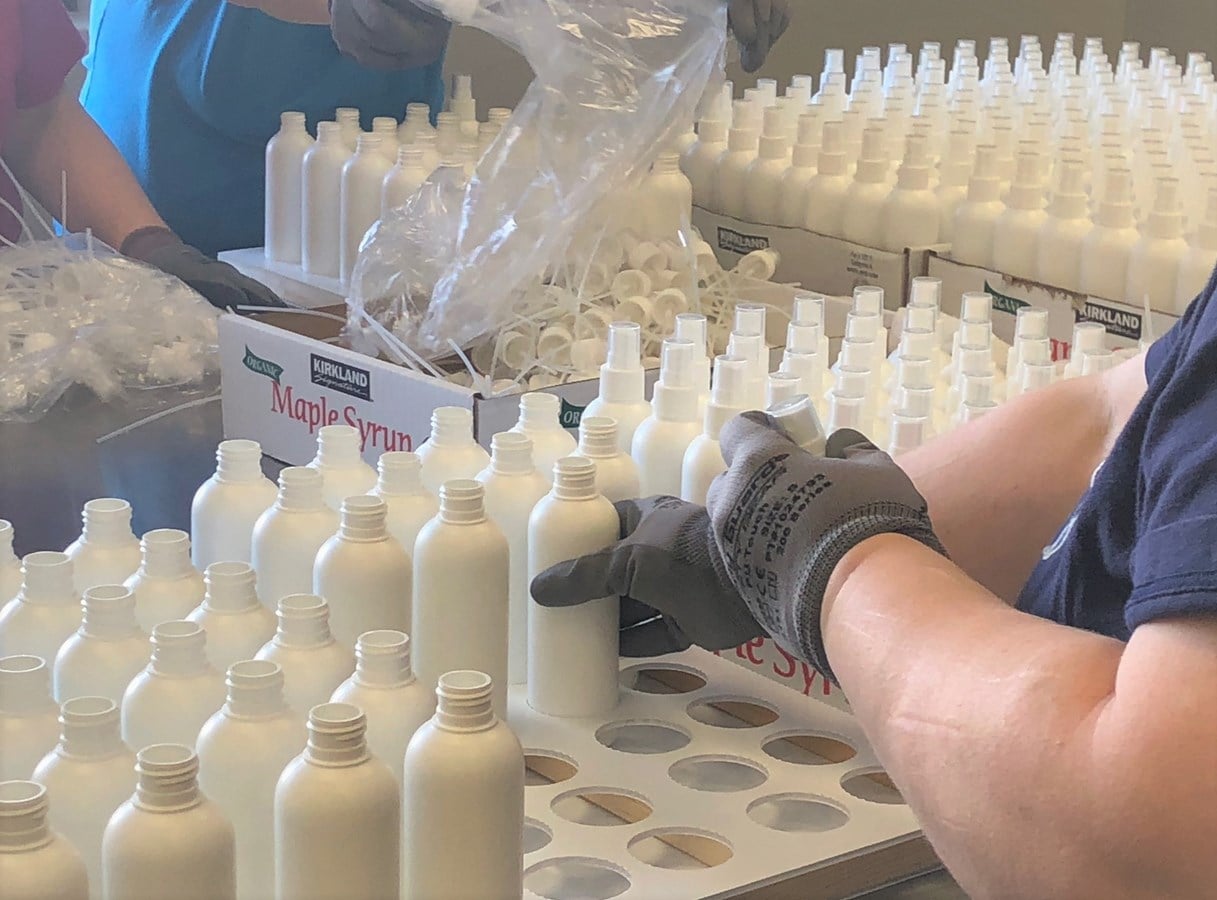 L'entreprise Dexterra produit 10 000 bouteilles de désinfectant à mains par jour