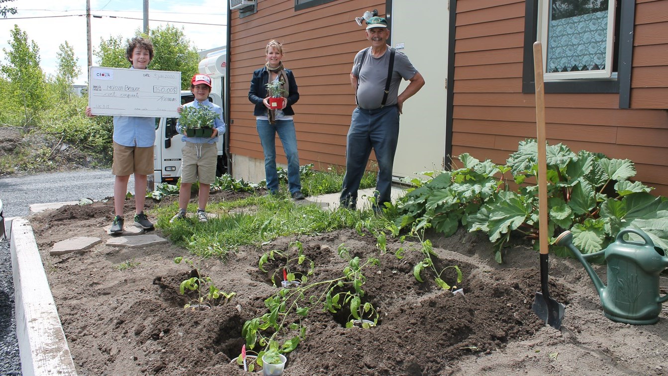 Joseph et Matéo Céolin (donateurs), Manon Carrier (responsable des relations externes, Moisson Beauce), Charles Gaudet (jardinier-bénévole).