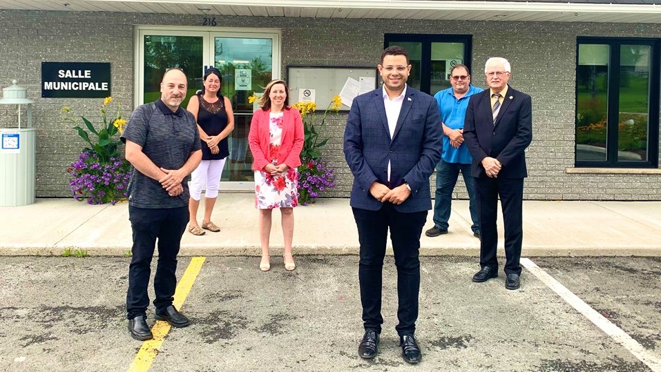 Sur la présente photo: le député de Beauce-Sud, M. Samuel Poulin, se retrouve avec la maire de la municipalité de Saint-Benoît, M. Éric Rouillard, ainsi que la directrice générale de la municipalité, Madame Édith Quirion ainsi que différents membres du conseil municipal.