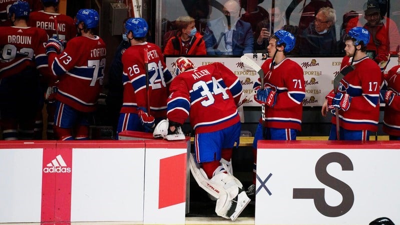 Un partisan frustré a lancé son chandail du CH sur la patinoire