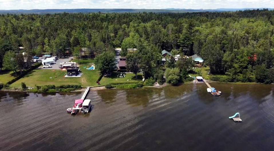 Normand DeLessard présente une vue aérienne du petit Lac Lambton