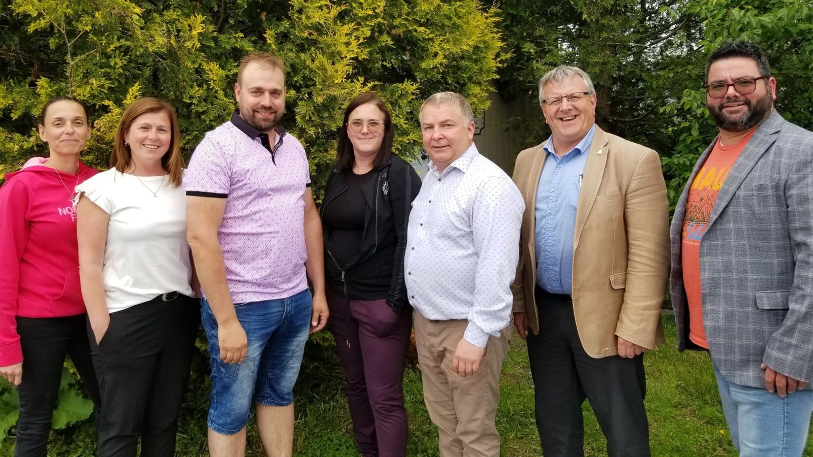 De gauche à droite, Mireille Vézina de l’Hôtel et Centre de congrès le Georgesville, Claudia Poulin du Woodooliparc, Francis Gagné du Houblon des Jarrets Noirs, Marie-Ève Poulin du NRJ Spa Nordique, Jean-Yves Goulet de la Bleuetière Goulet, Gaétan Vachon de la Ville de Sainte-Marie et Nick Fortin de la Fromagerie Pépite d’Or. (Absents: Claude Morin de la Ville de Saint-Georges et René Leduc de la municipalité de Saint-Séverin).