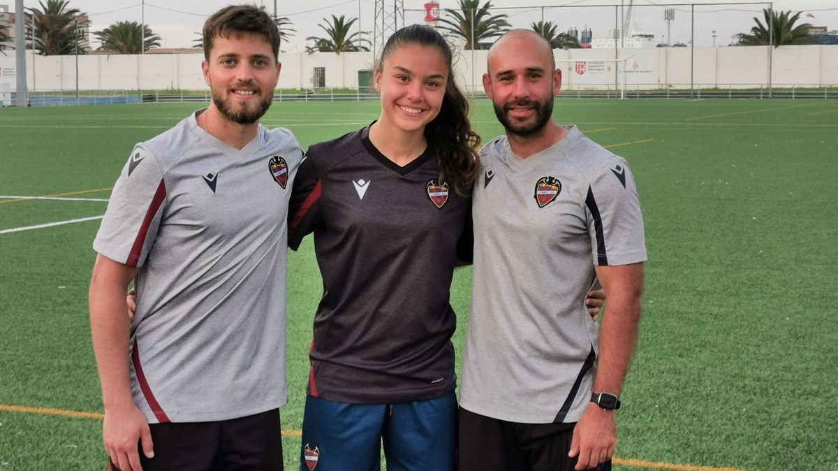 Roxanne avec ses entraîneurs en Espagne.