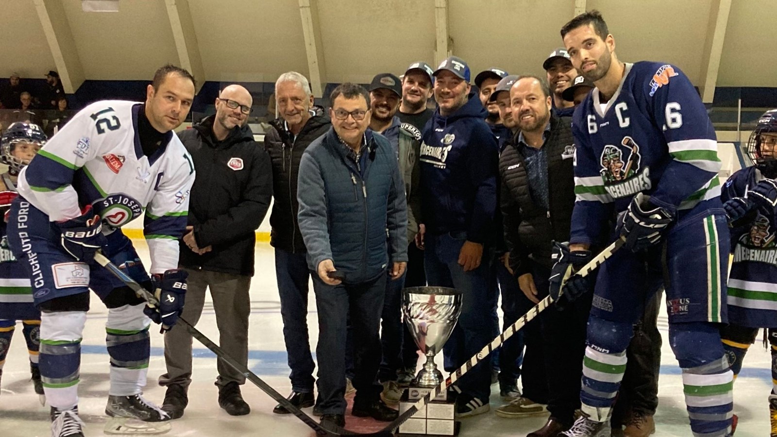 Mise au jeu officielle de la rencontre d'ouverture locale des Mercenaires de Lotbinière, champions des séries 2022-2023, qui recevaient la visite du Familiprix de Saint-Joseph.