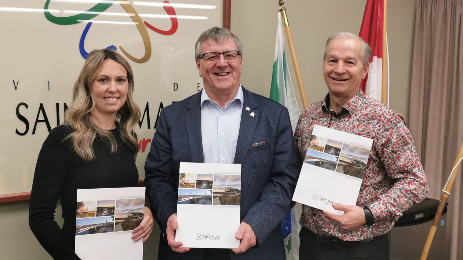Le maire Gaétan Vachon, en compagnie de la directrice du Service des finances et de l’administration par intérim, Véronik Berthiaume, et du directeur général, Jacques Boutin.