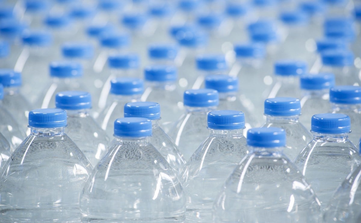 L'eau embouteillée contiendrait de grandes quantités de plastiques microscopiques