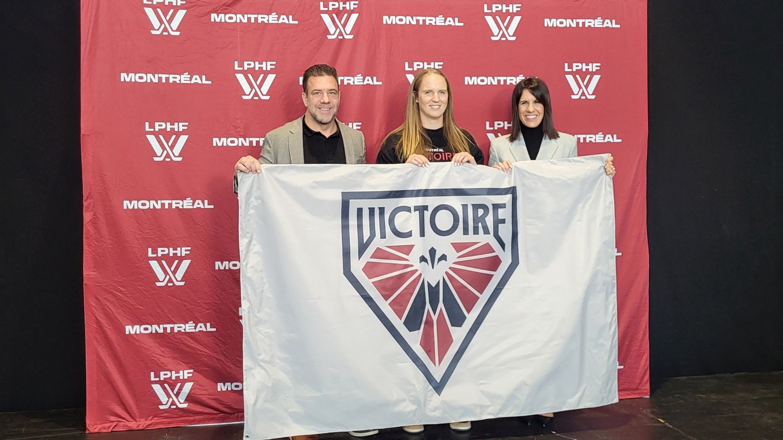 Le président de Gestev, Martin Tremblay, Ann-Renée Desbiens, gardienne de but de La Victoire de Montréal et la directrice des opérations de La Victoire de Montréal, Marie-Christine Boucher, en conférence de presse aujourd'hui à Québec.