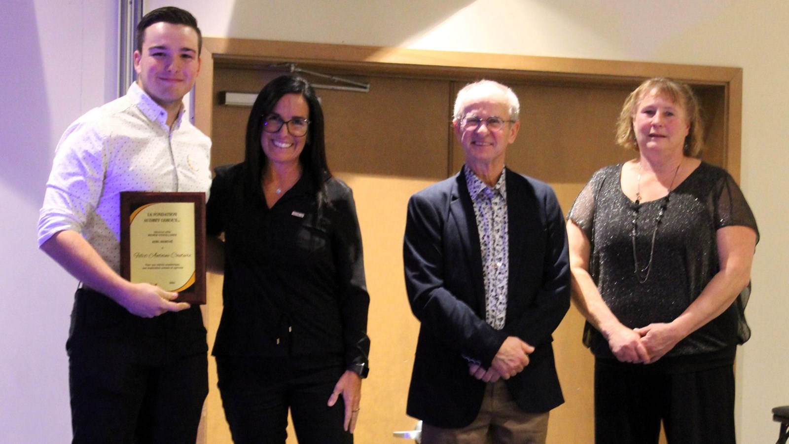 Félix-Antoine Couture reçoit la bourse d'excellence «Agri-Marché», remise par Geneviève Gauthier, Germain Lehoux et Claire Ouellet.