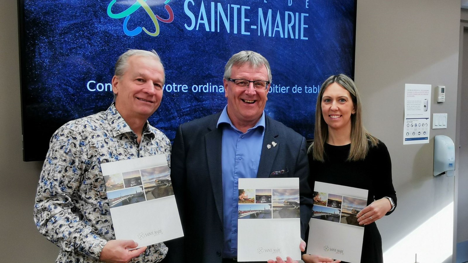 Le maire de Sainte-Marie, Gaétan Vachon, en compagnie du directeur général, Jacques Boutin, et de la directrice du Service des finances et de l’administration par intérim, Véronik Berthiaume.