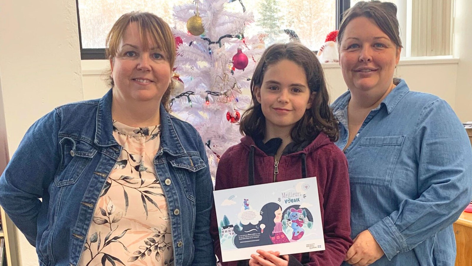 Au centre, l'élève Éliane Labbé, en compagnie d'Isabelle L Roy, directrice de l’école Notre-Dame de Lac-Etchemin, et Marie-Claude Poulin, enseignante de 5e année d’Éliane, lors de la création du dessin pour l’Expo Chefs-d’œuvre.