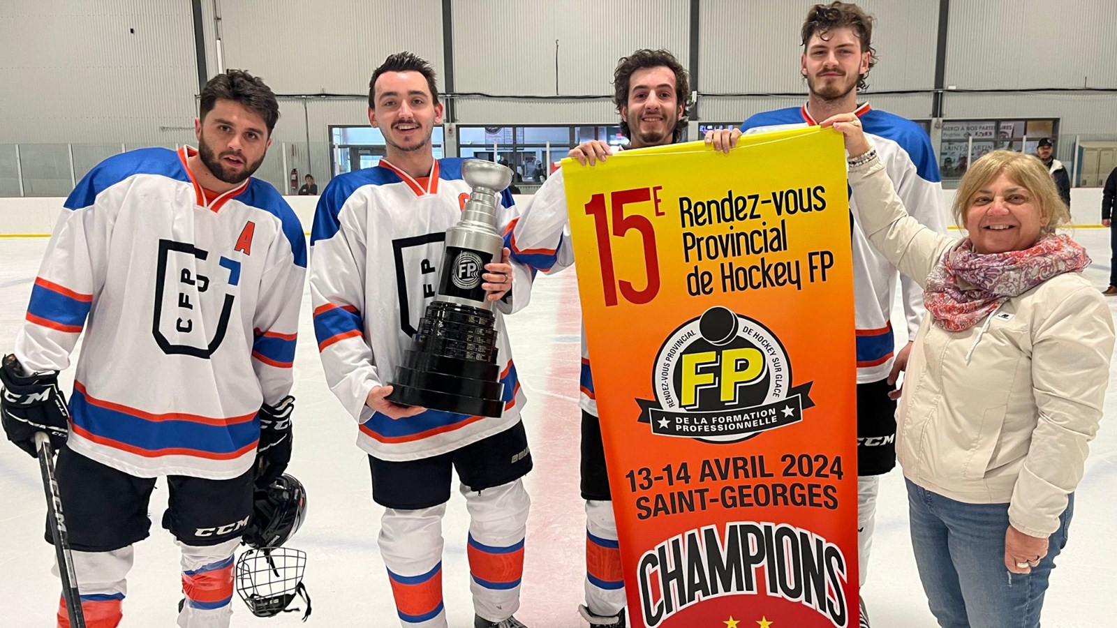 C'est l'équipe du Centre de la formation professionnelle de Gatineau qui a remporté les grands honneurs du tournoi. On les voit ici en compagnie de la présidente d'honneur de l'événement, Marie-Josée Fecteau.