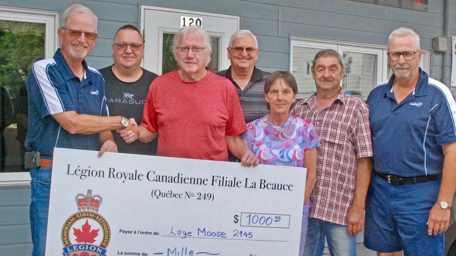 Jean Charlebois et Daniel Thibaudeau sont entourés de quelques membres de la Filiale La Beauce et de la Loge Moose 2145