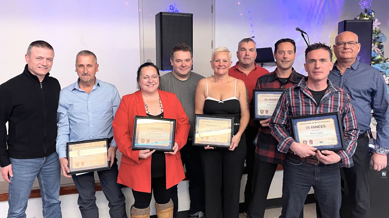 Équipe du Service de sécurité incendie: Annie-Claude Poulin (5 ans), Stéphanie Turgeon (15 ans), Bobby Nadeau (20 ans), Carol Bisson (20 ans), Jonathan Quirion (20 ans), Marco Lacroix (25 ans),  Jean Pouliot (25 ans). Ils sont entourés de Serge Vallée, directeur général et Daniel Fortin, directeur du Service de sécurité incendie. Absent, Éric Lapierre (5 ans). 