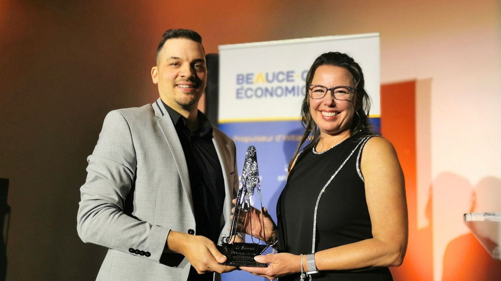 C'est avec beaucoup d'émotion que la directrice générale du centre de la petite enfance et bureau coordonnateur Au Jardin de Dominique de Beauceville, Nathalie Corneau, a accepté le Sommet Entreprise de l’année.