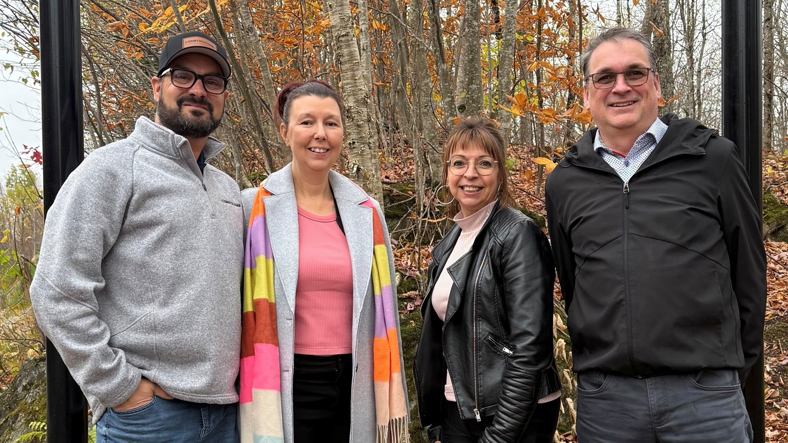 Maxime Paquet et Isabelle Cloutier de Construxime, ainsi que Maryse Nadeau, directrice générale de Saint-Philibert et François Morin, maire de la municipalité