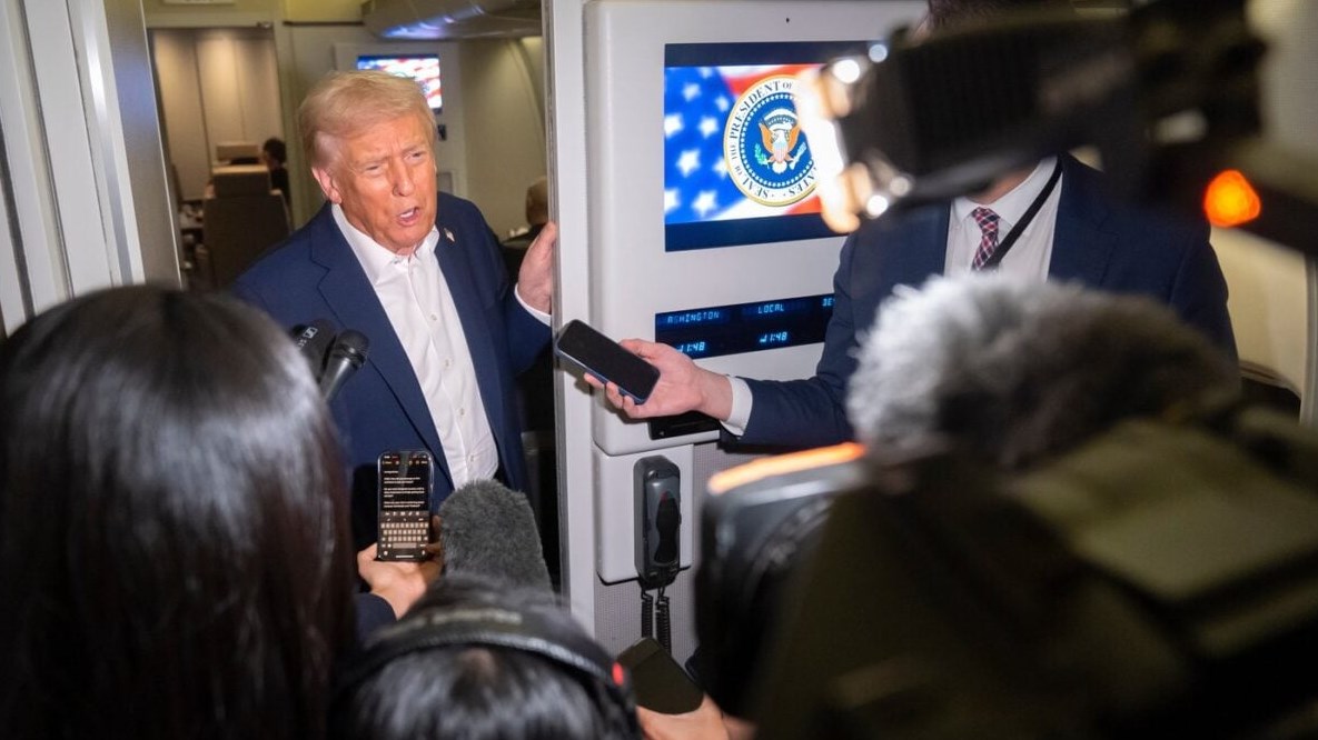 Le président Donald Trump s'adresse aux journalistes à bord d'Air Force One, alors qu'il se rend en Asie, le vendredi 24 octobre 2025.