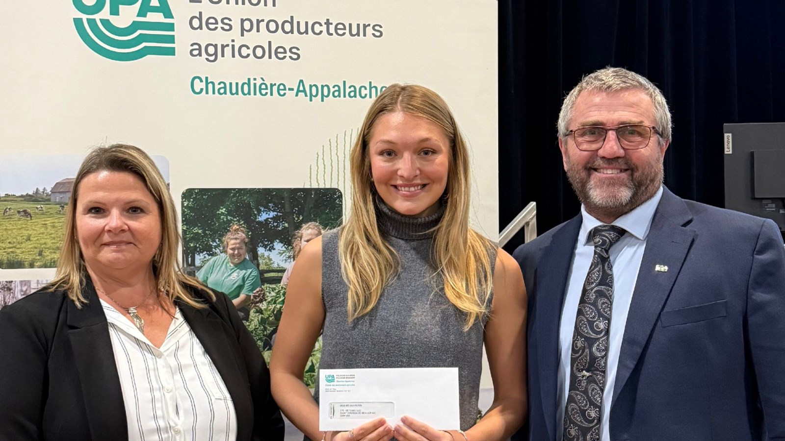 Le président de la Fédération de l’UPA de la Chaudière-Appalaches, James Allen, et la répondante en formation agricole de la région, Sandy Roy, ont remis la bourse de 250 $ à Mégan Pépin de la Ferme Nelpaco de Saint-Éphrem.