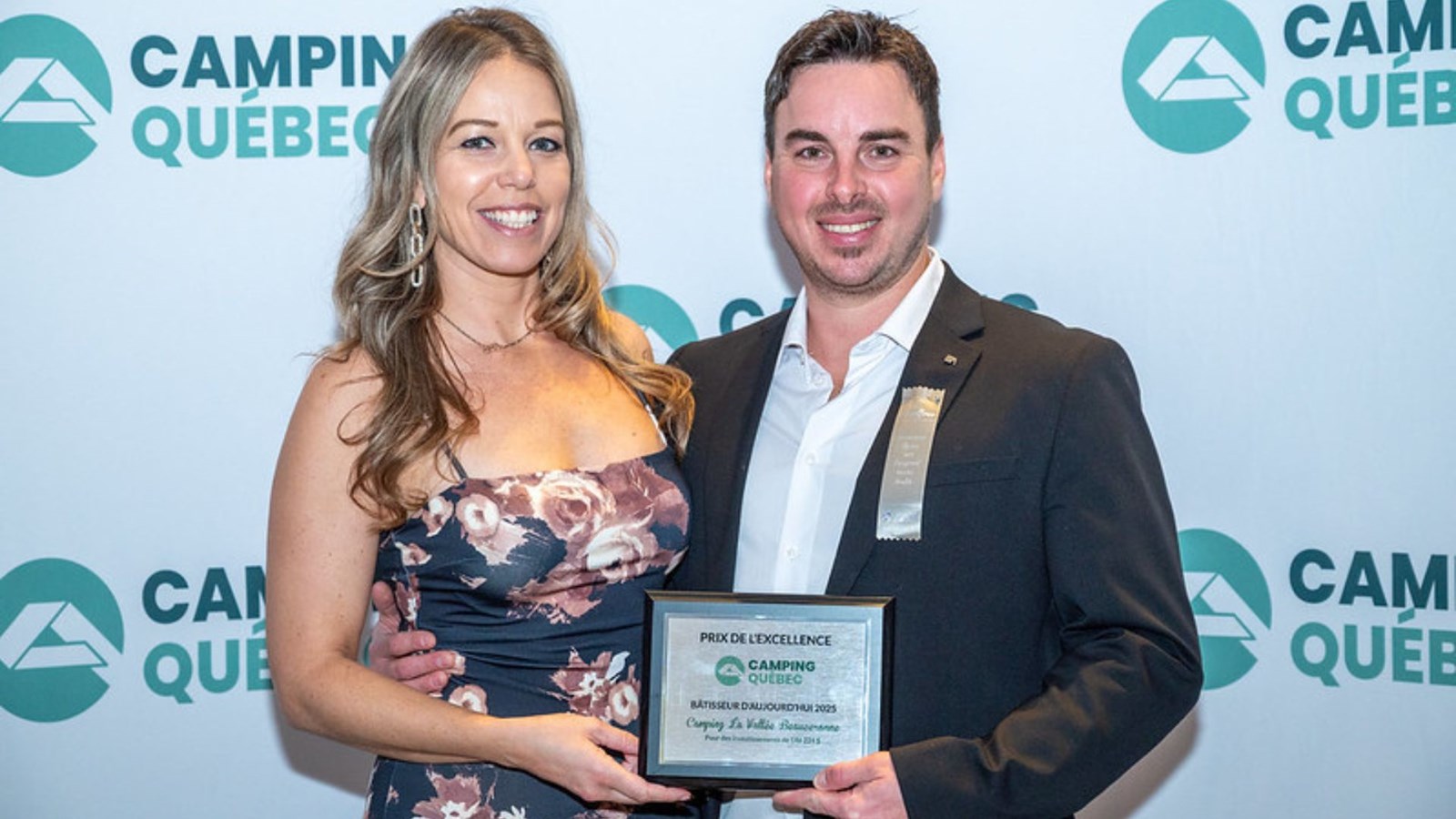 Pier-Luc Champagne, un des co-propriétaires du camping La Vallée Beauceronne, de Saint-Benoît-Labre, recevant le prix, en compagnie de sa conjointe, Sylvianne Lessard.