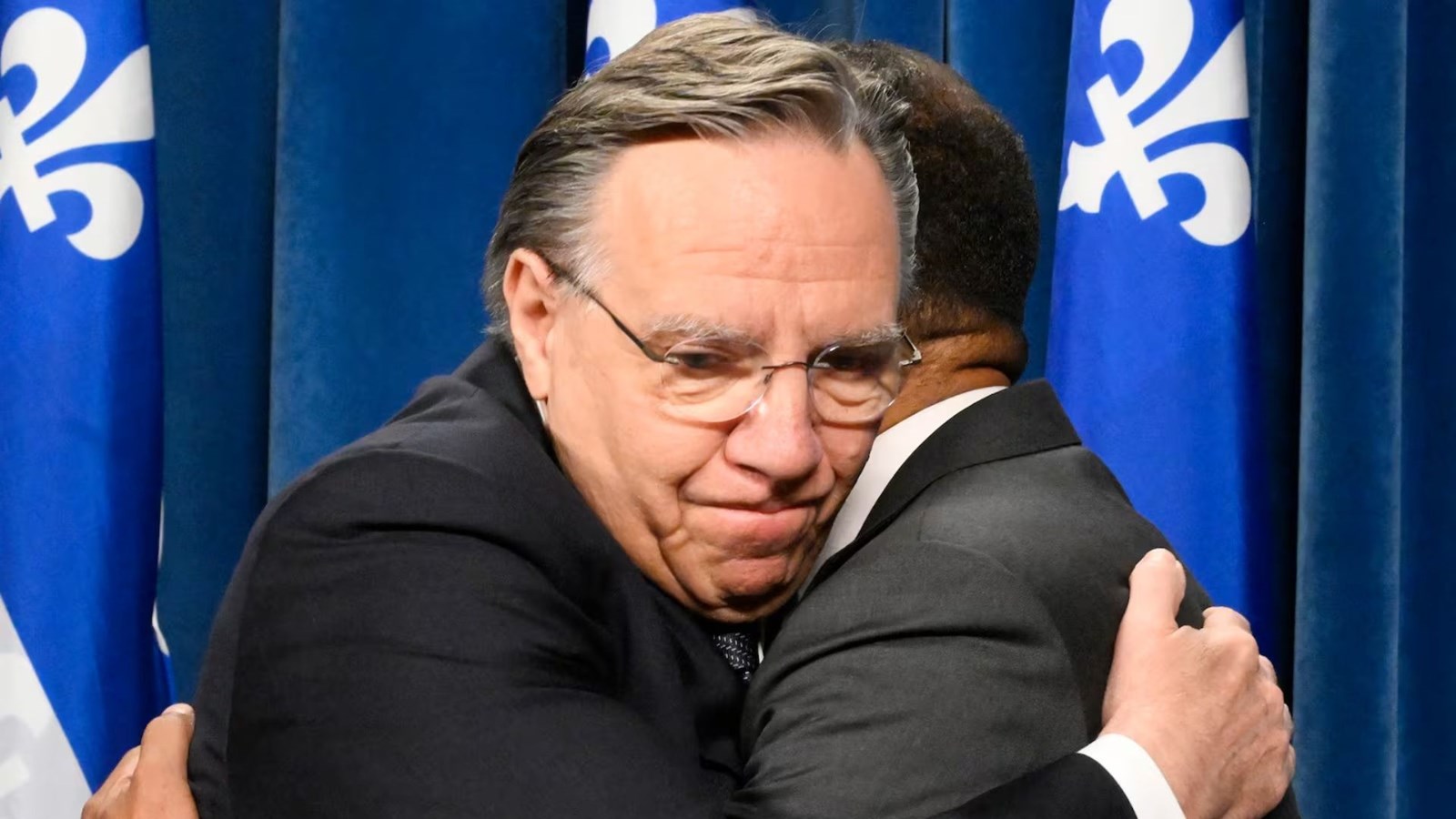 Le premier ministre François Legault enlace le ministre démissionnaire des Services sociaux, Lionel Carmant, le 30 octobre 2025.