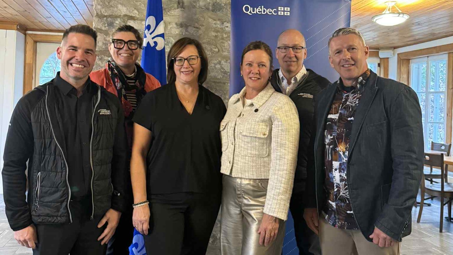 de gauche à droite : M. Nicolas Bégin - Administrateur de Tourisme Chaudière-Appalaches, Mme Yolaine Masse - Administratrice de Tourisme Chaudière-Appalaches, Mme Isabelle Lecours - Députée de Lotbinière-Frontenac, Mme Amélie Dionne - Ministre du tourism, M. Richard Moreau - Directeur général de Tourisme Chaudière-Appalaches et M. Jean-François Lachance - Président de Tourisme Chaudière-Appalaches