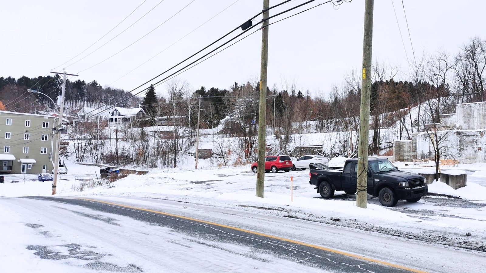 Un édifice de cinq étages, à vocation commerciale, pourrait bientôt s'élever à cet endroit de la 9e avenue.