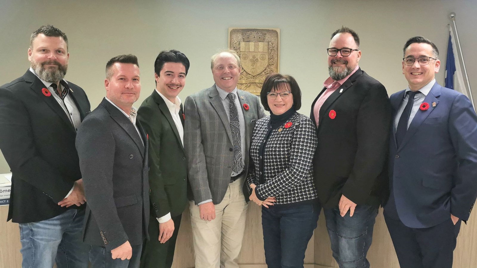 Les membres du nouveau conseil municipal de Beauceville: David Veilleux (district 1), Jérôme Pomerleau (district 2), Samuel Boutin (district 3), le maire, Patrick Mathieu, Nicole Jacques (district 4), Kevin Pomerleau (district 5) et Vincent Roy (district 6).