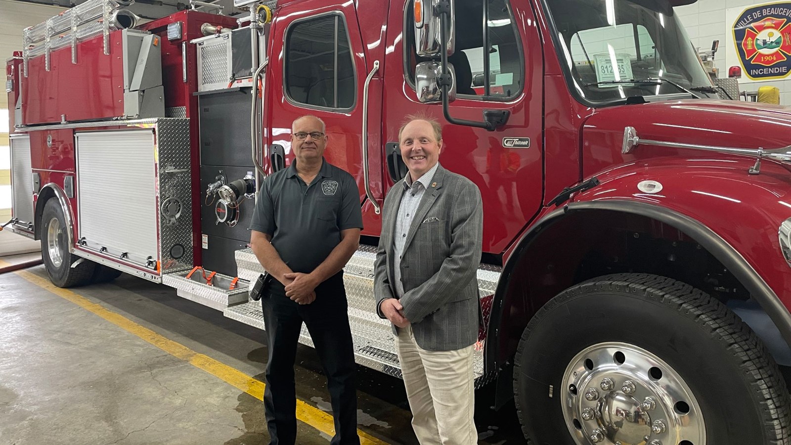 Le directeur du Service de sécurité incendie de Beauceville, Daniel Fortin, et le maire, Patrick Mathieu, devant le nouveau camion autopompe.