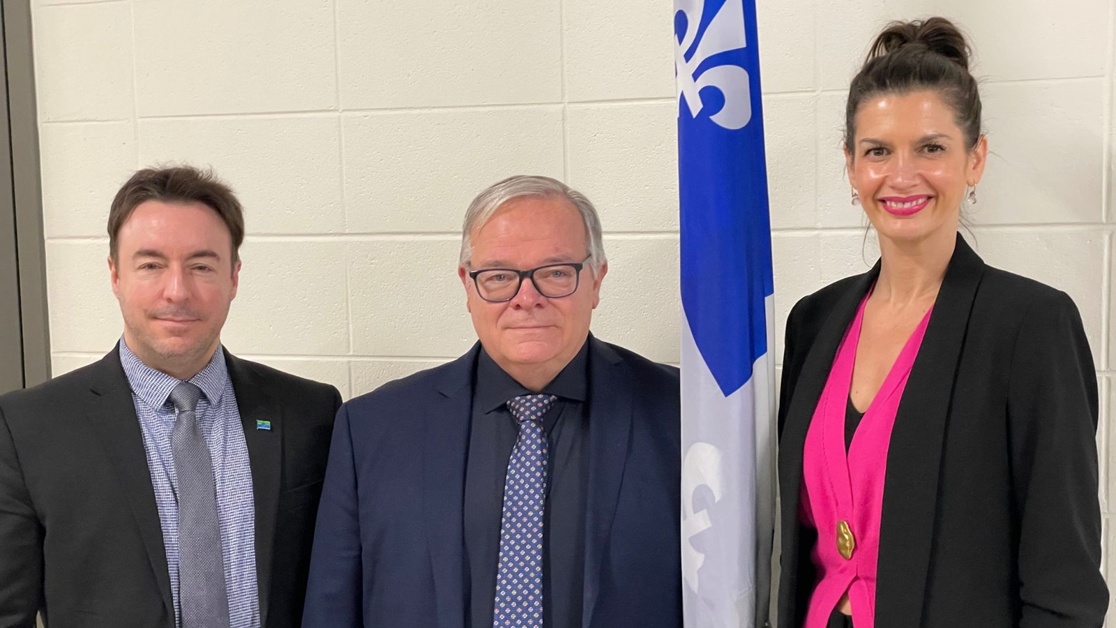 De gauche à droite, le maire de Saint-Victor, Jonathan Bolduc, le député de Beauce-Nord, Luc Provençal, et la ministre des Affaires municipales, Geneviève Guilbault.