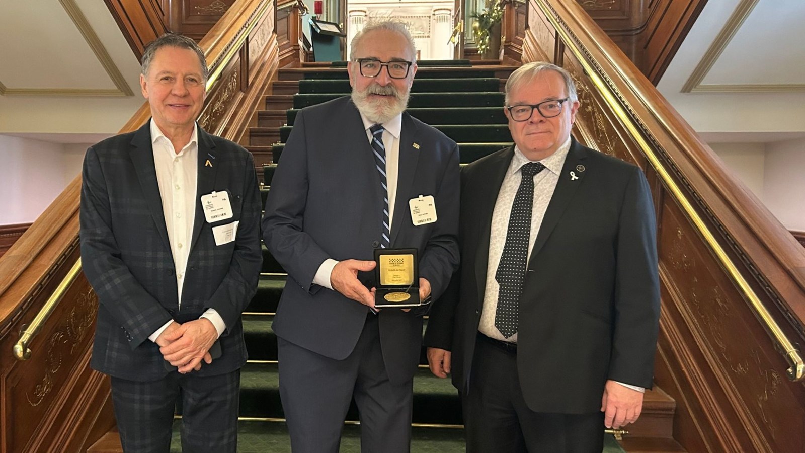 Au centre, Paul Doyon, en compagnie du directeur général de Beauce-Centre Économique, Daniel Chaîné, et du député de Beauce-Nord, Luc Provençal.