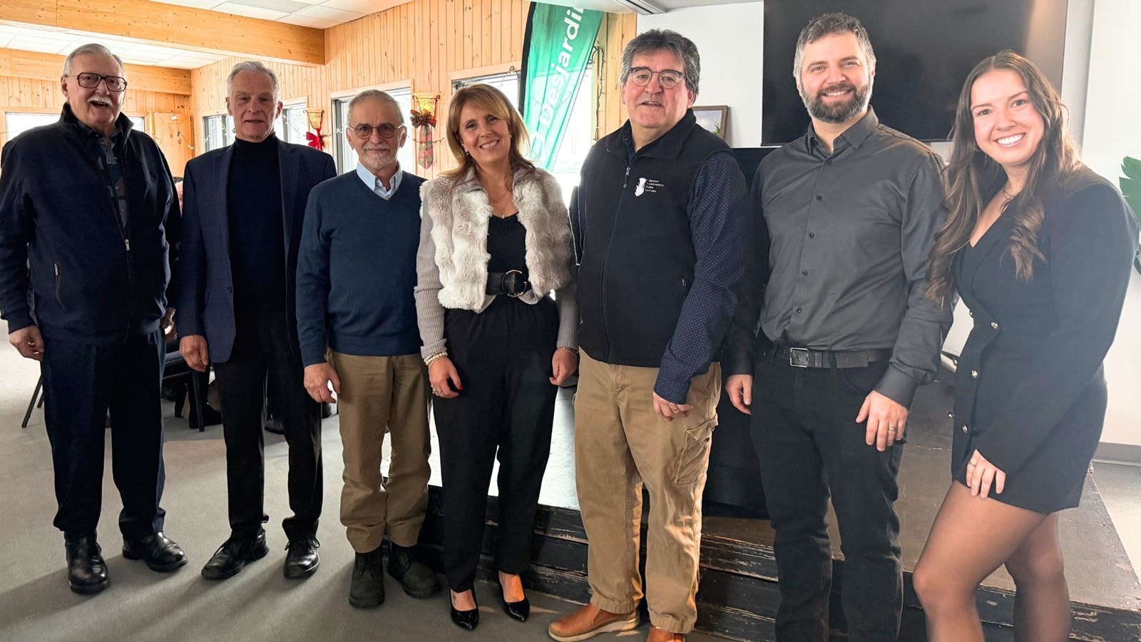 Au centre de la photo, la présidente du conseil d'administration du Domaine Taschereau, Sylvie Poulin, entourée des administrateurs Denis Sylvain, Roger Plante, Raymond Beaudet, Jean Cliche, et Sébastien Drouin, ainsi que la directrice générale, Fabienne Perreault.