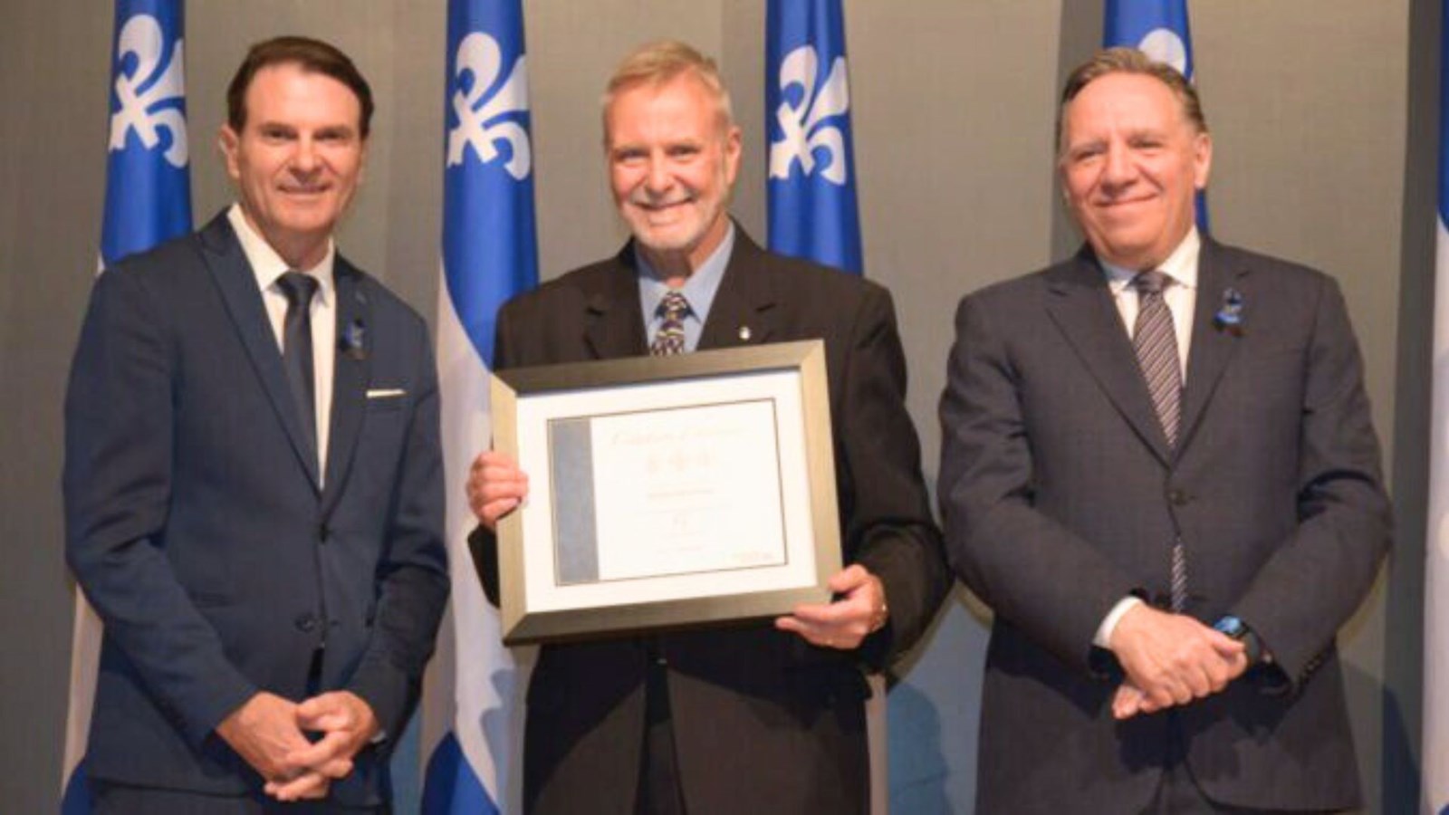 Le premier ministre du Québec, François Legault, et le ministre de la Sécurité publique François Bonnardel, ont remis la Citation d'honneur à Danny Prévost.