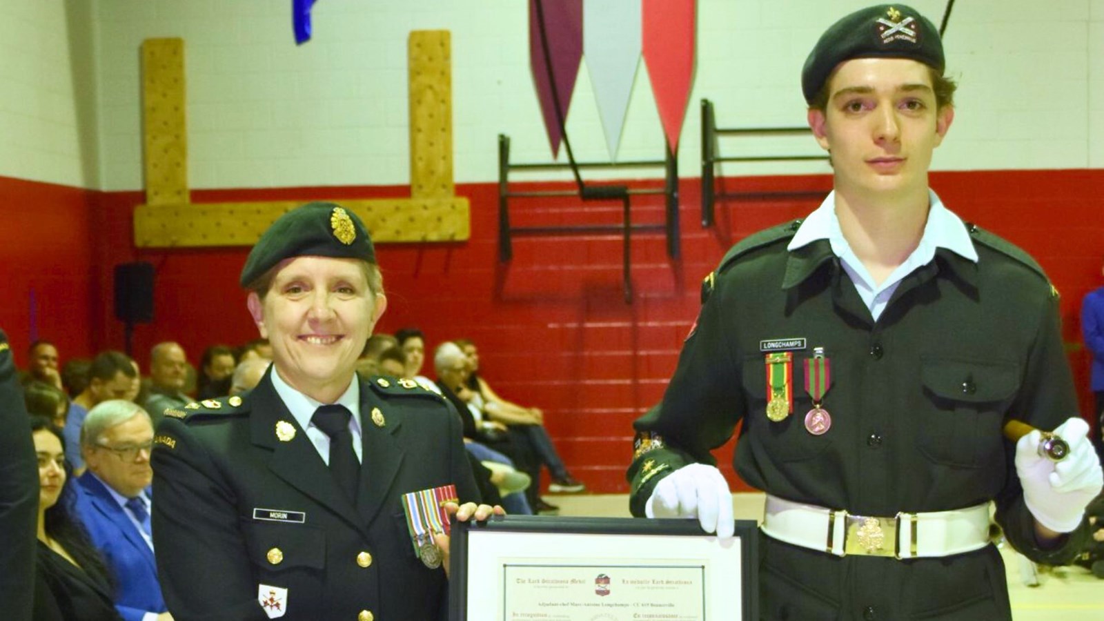 La Lieutenant-colonelle, Isabelle Morin, a remis la Médaille Strathcona au cadet adjudant-chef, Marc-Antoine Longchamps.