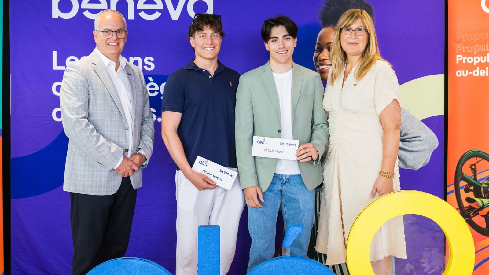 Au centre, les récipiendaires Olivier Gagné, et Jacob Lebel, en compagnie de Patrick Cyr, vice-président exécutif chez Beneva, et Patricia Demers, directrice générale de la Fondation Aléo.