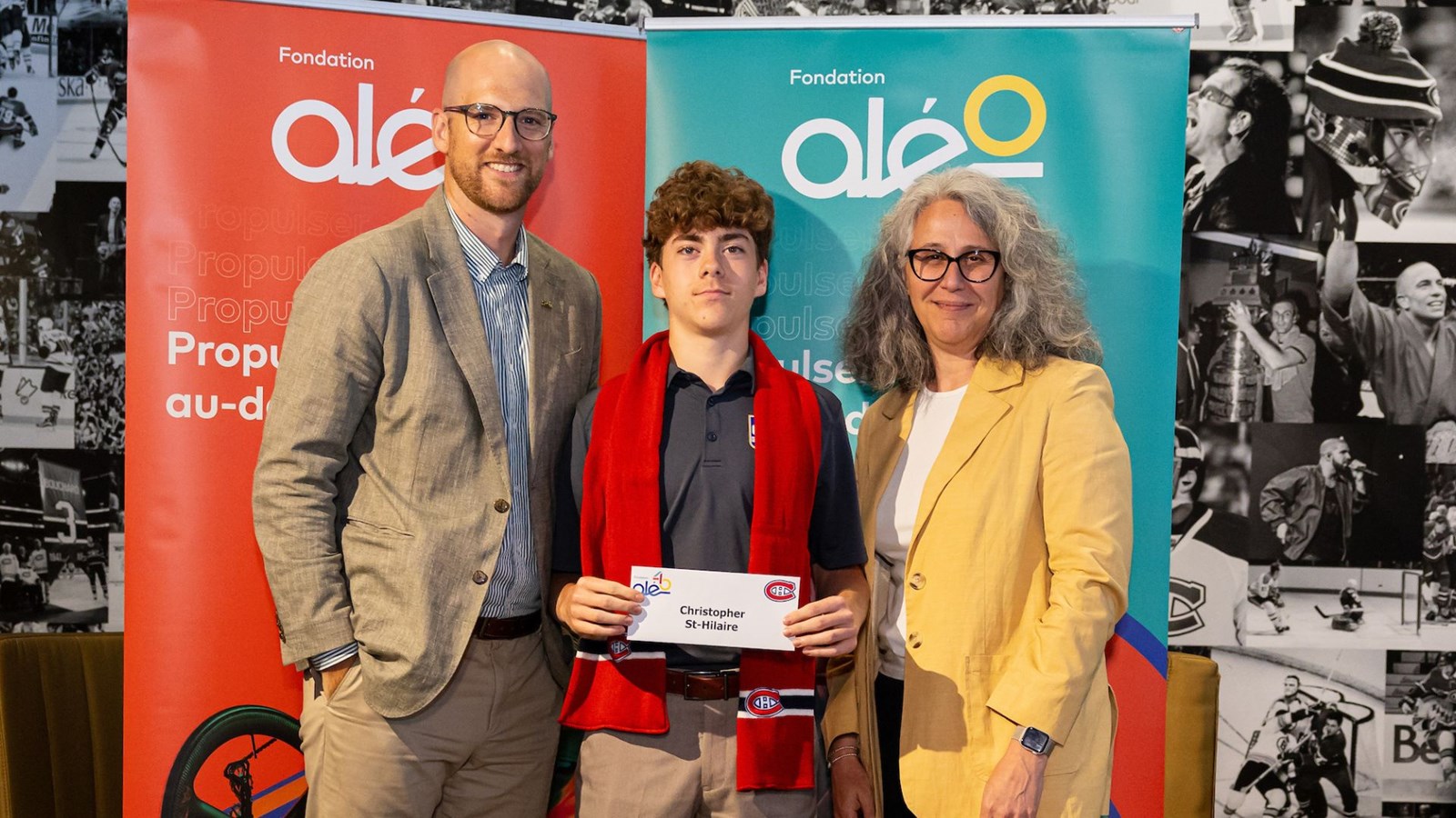 Au centre, Christopher St-Hilaire lors de la remise, en compagnie de Jonathan Collin, coordonnateur des programmes de bourses à la Fondation Aléo, et Geneviève Paquette, vice-présidente, engagement communautaire du Club de hockey Canadien.