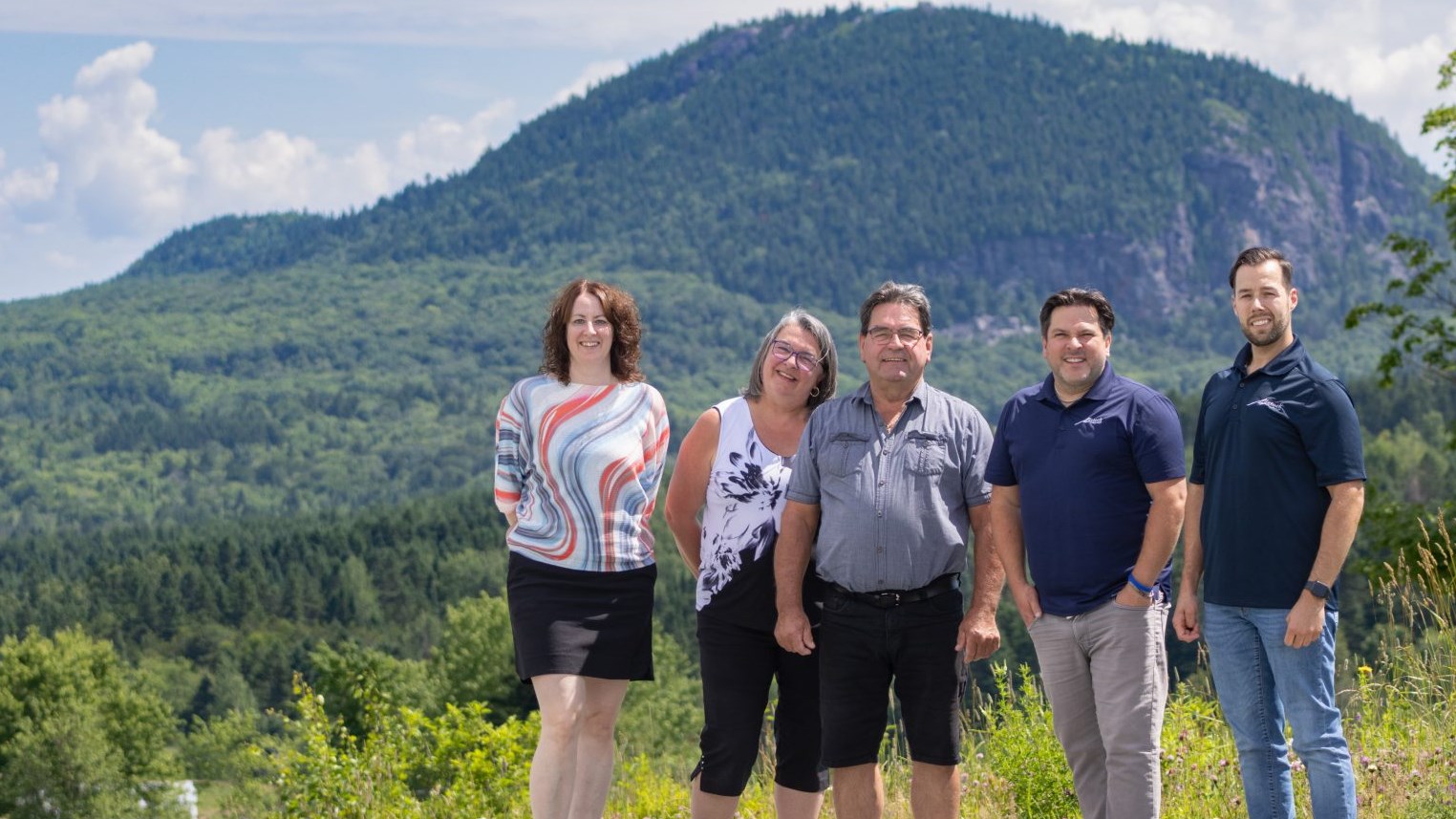 Sur la photo, de gauche à droite : Brigitte Blais, Josée Vachon et Gérald Grenier, de la Municipalité de Sainte-Clotilde-de-Beauce, ainsi que Pascal Binet et Kaven Mathieu, de la Municipalité d’Adstock.