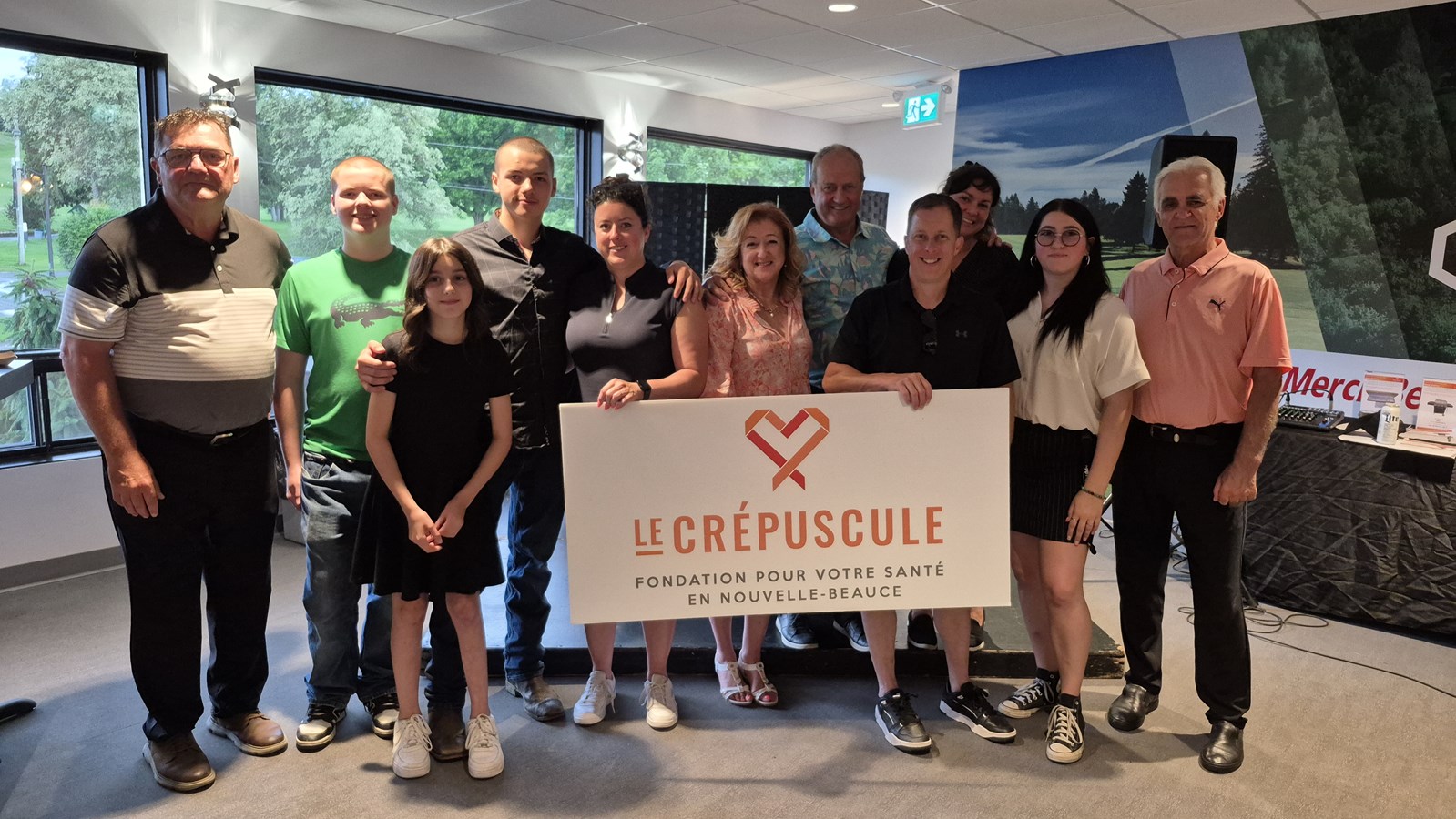 Denis Bilodeau, président du Crépuscule, les petits enfants de la famille Berthiaume, Lori-Anne Berthiaume, Sylvie Blais, Cécilien Berthiaume, François Berthiaume, Émilie Leblanc, coordonnatrice, Anamika Berthiaume et Mario Gosselin, administrateur.
