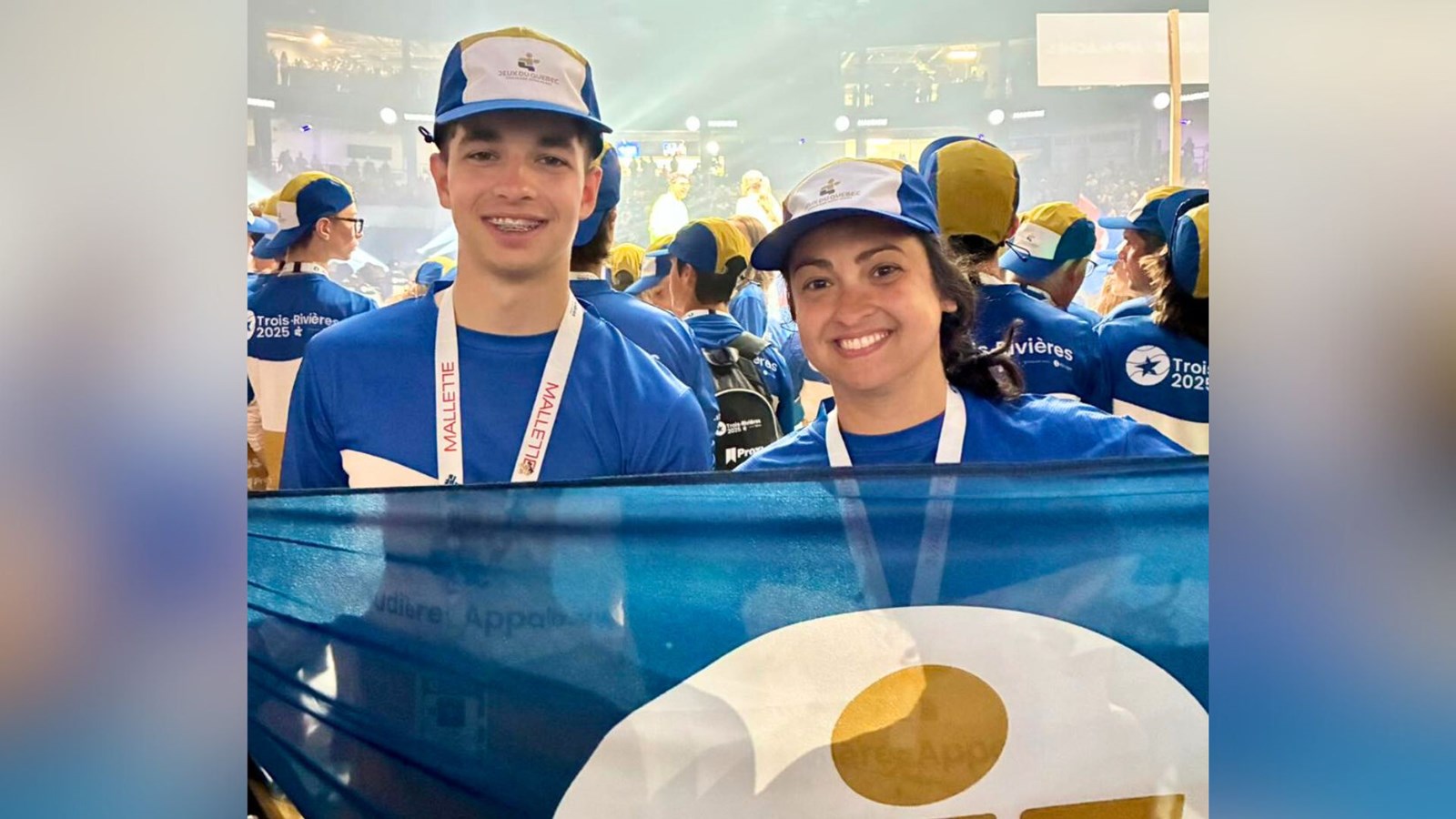 Le cycliste et fondeur de 17 ans, Médéric Fortin, que l'on aperçoit ici en compagnie de sa soeur qui est aussi une athlète, a été désigné comme porte-drapeau de la délégation de la Chaudière-Appalaches pour la cérémonie de clôture des Jeux: il quitte Trois-Rivières avec une impressionnante récolte de 14 médailles au total, remportées dans trois disciplines différentes!