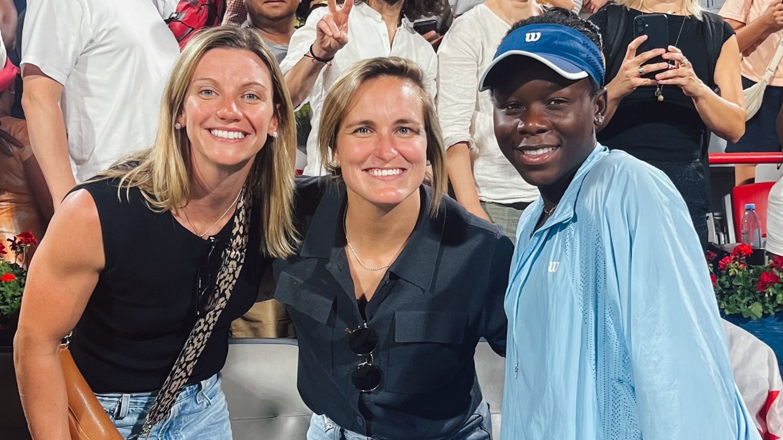 Laura Stacey, Marie-Philip Poulin et Victoria MBoko.