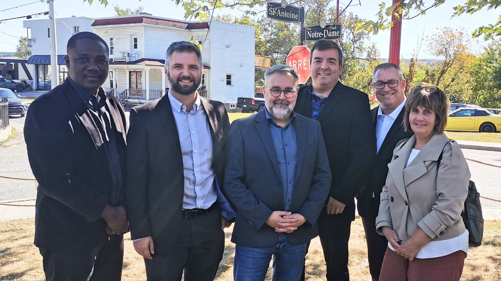 Le regroupement Écoute citoyenne, de gauche à droite, Claude Hervé Kouassi (District 4), Sébastien Drouin (District 3), Marco Côté (candidat à la mairie), Vincent Quirion (District 6),  Nicolas Desrochers (District 2) et Dany Drouin (District 5). Absent: Philippe Simard (District 1).