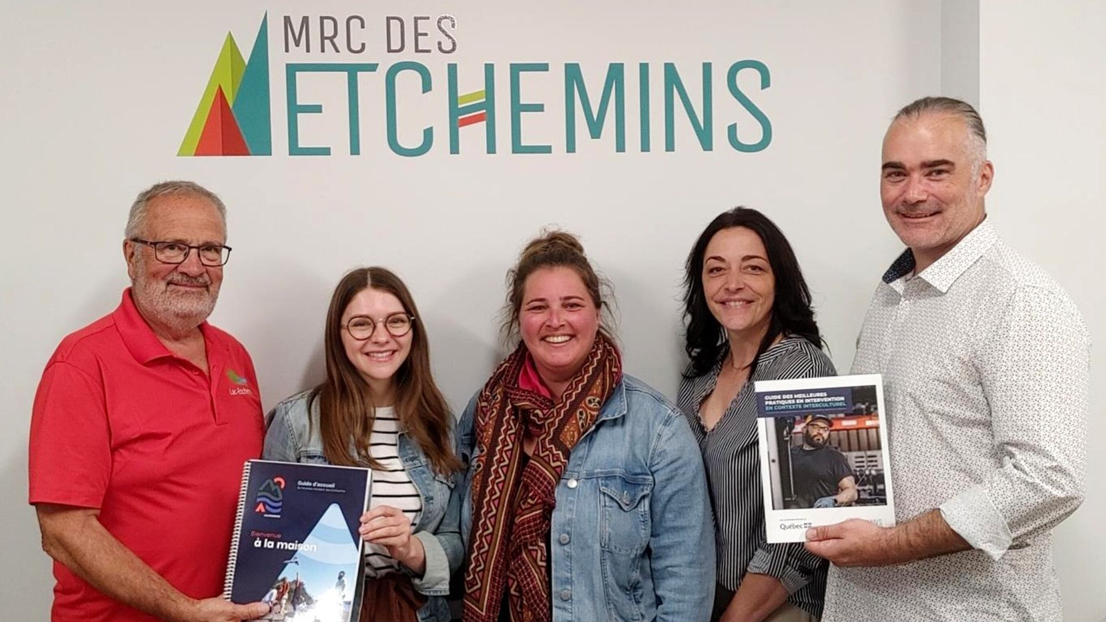 Dans l'ordre habituel, Camil Turmel, préfet de la MRC des Etchemins; Sarah Champagne, organisatrice communautaire, CISSS de Chaudière-Appalaches; Véronique Duquet, agente Place aux jeunes en région – Les Etchemins, CJE Les Etchemins; Mélanie Gilbert, agente aux communications et marketing territorial à la MRC des Etchemins; et Ghislain Charest, chargé de projet en immigration à la MRC des Etchemins.