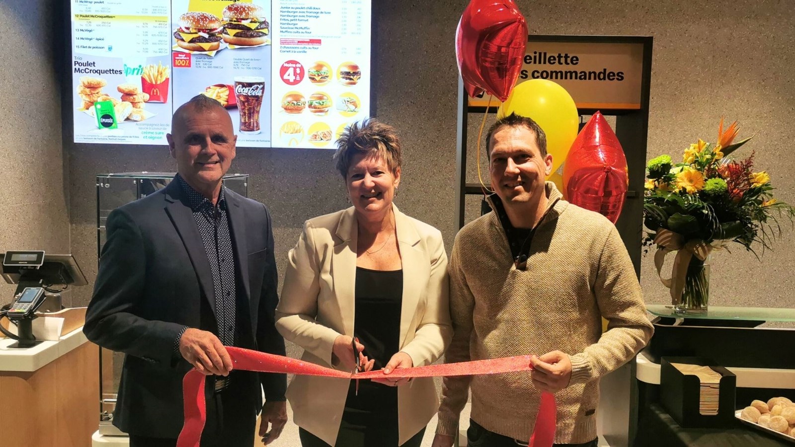 La femme d'affaires Chantale Ross a procédé à l'ouverture officielle de sa 4e franchise McDonald's, en compagnie du maire de Saint-Joseph-de-Beauce, Gaston Vachon, et du propriétaire de la bâtisse, Michael Allen.