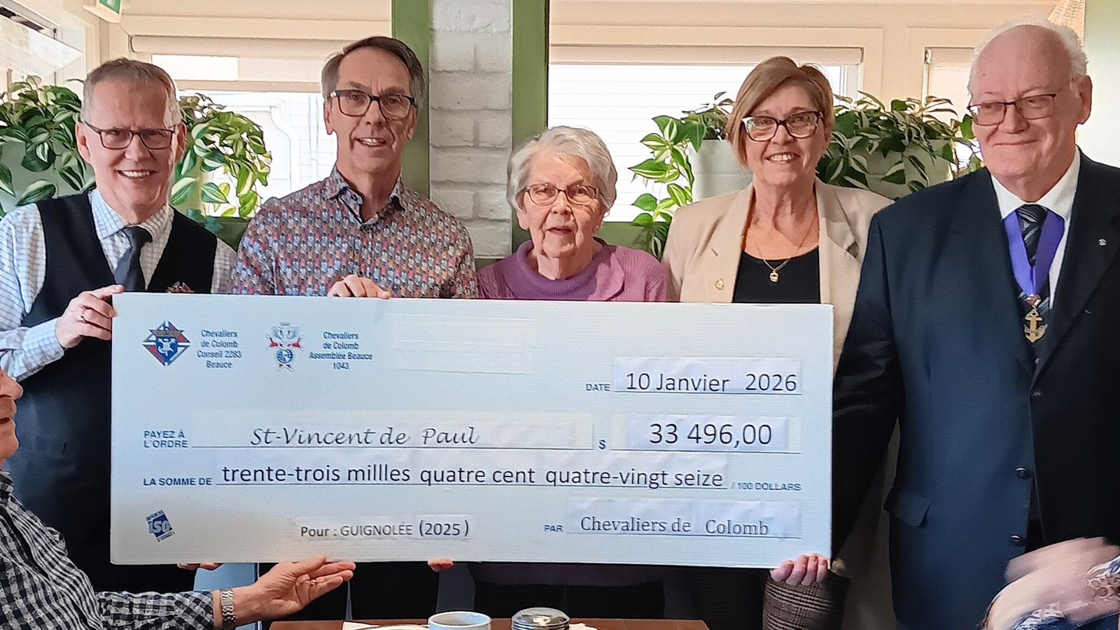 De gauche à droite, Gérard Veilleux responsable de la Guignolée, Pierre Domingue, président de la Saint-Vincent-de-Paul, Lucille Domingue bénévole, Lise Roy, adjointe administrative de la Saint-Vincent de Paul, et Jean- Louis Veilleux, Grand Chevalier du Conseil 2283 de Saint-Georges.