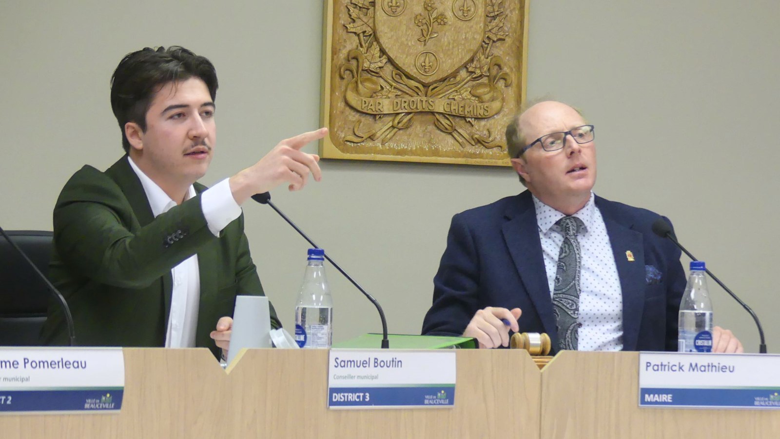 Comme les deux voies se trouvent dans son district, c'est le conseiller Samuel Boutin qui a proposé les résolutions concernant la 32e avenue et la 202e rue. À ses côtés, le maire Patrick Mathieu écoute attentivement.
