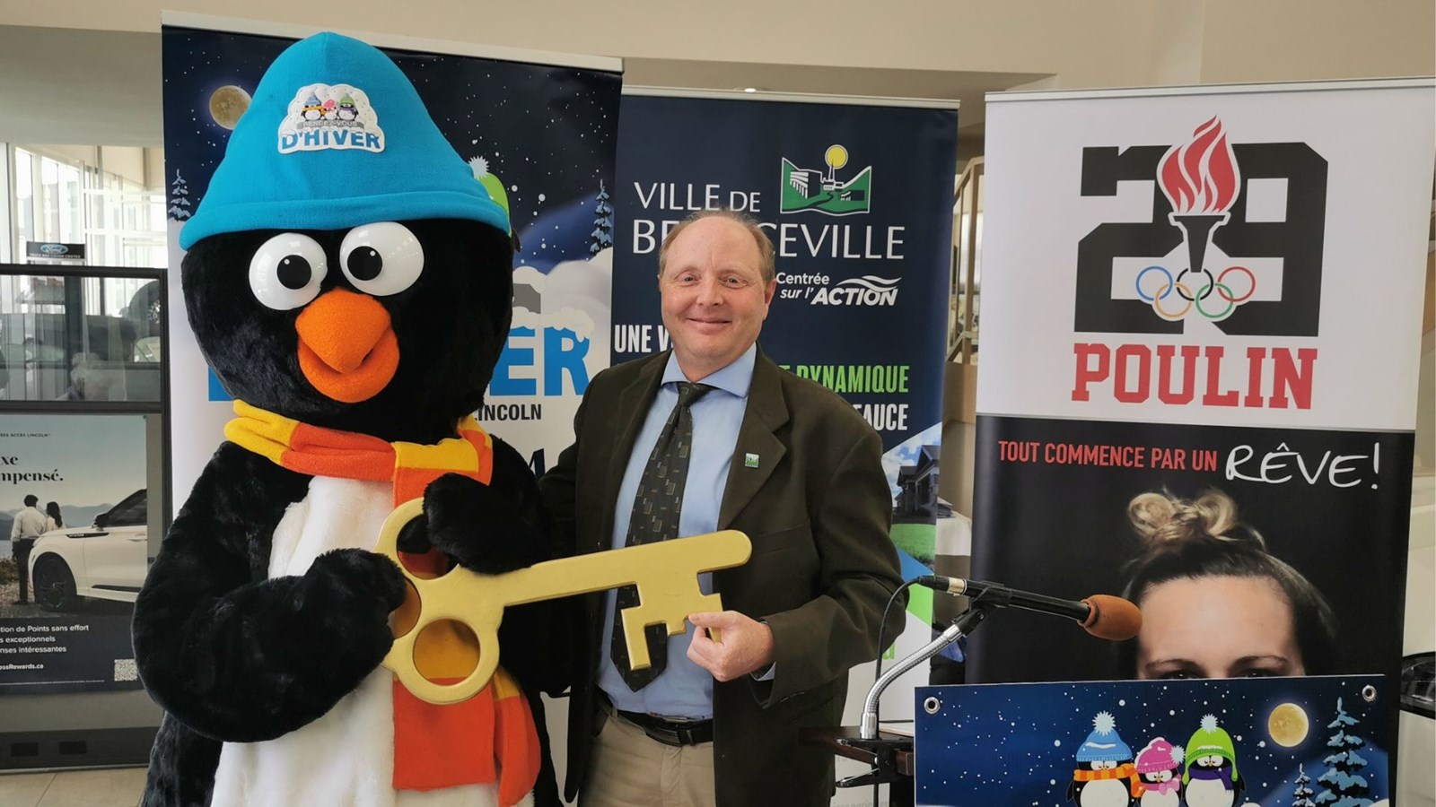 Afin qu'il puisse ouvrir les festivités le 8 février, le maire, Patrick Mathieu, a remis la clé de la Ville de Beauceville à la mascotte, Nouky